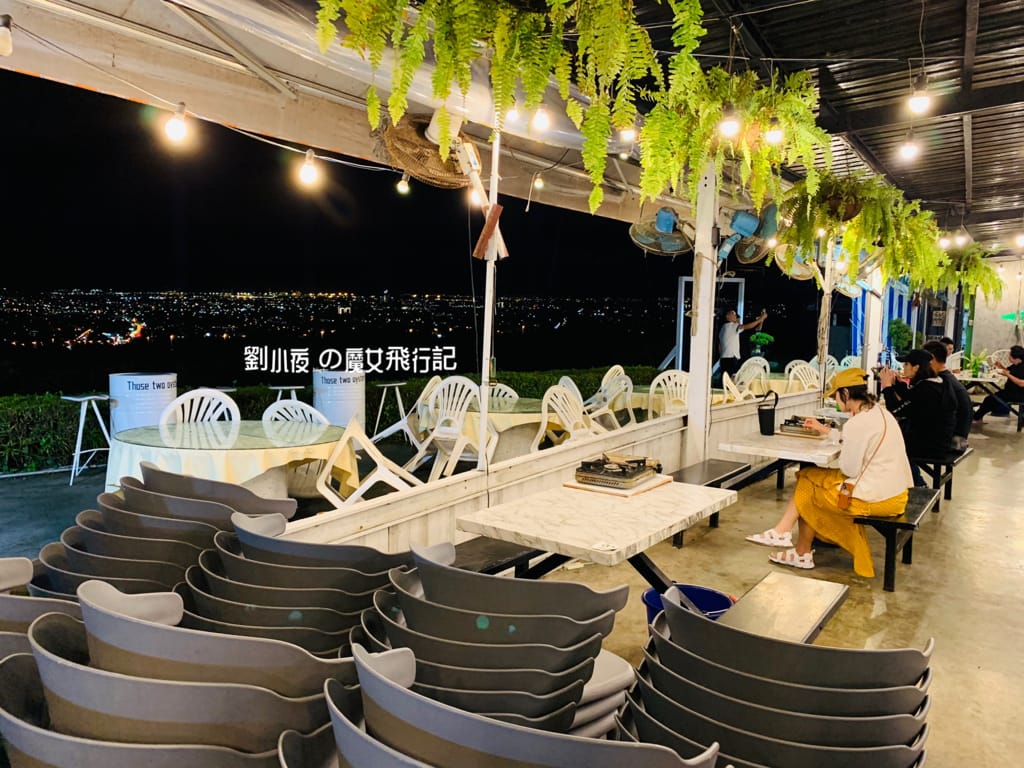 (台灣-台中)沙鹿超美夜景餐廳/烤鮮蚵海鮮『那兩蚵烤鮮蚵』平價快炒燒烤。戶外美食聚餐約會推薦/網紅景點/台中餐廳/台中景點