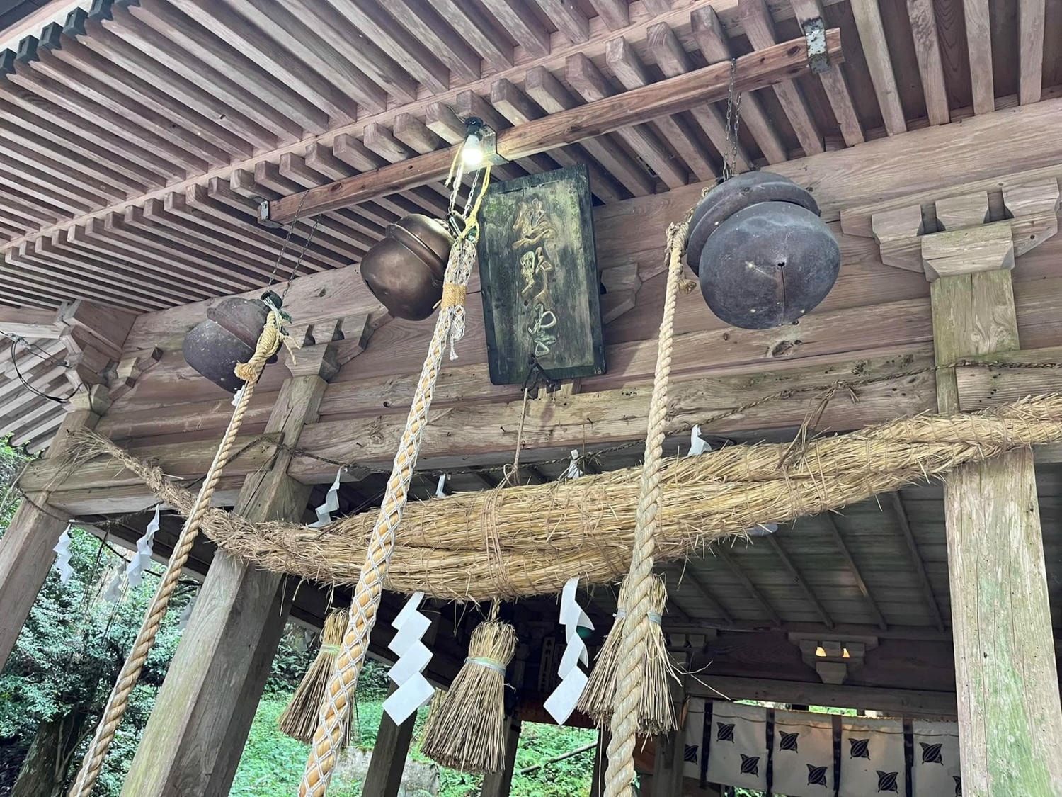 (日本-熊本)連靈魂都被洗滌的神域！上色見熊野座神社：穿過 100 座燈籠，尋訪阿蘇山最神祕的能量景點。日本九州必推夢幻景點