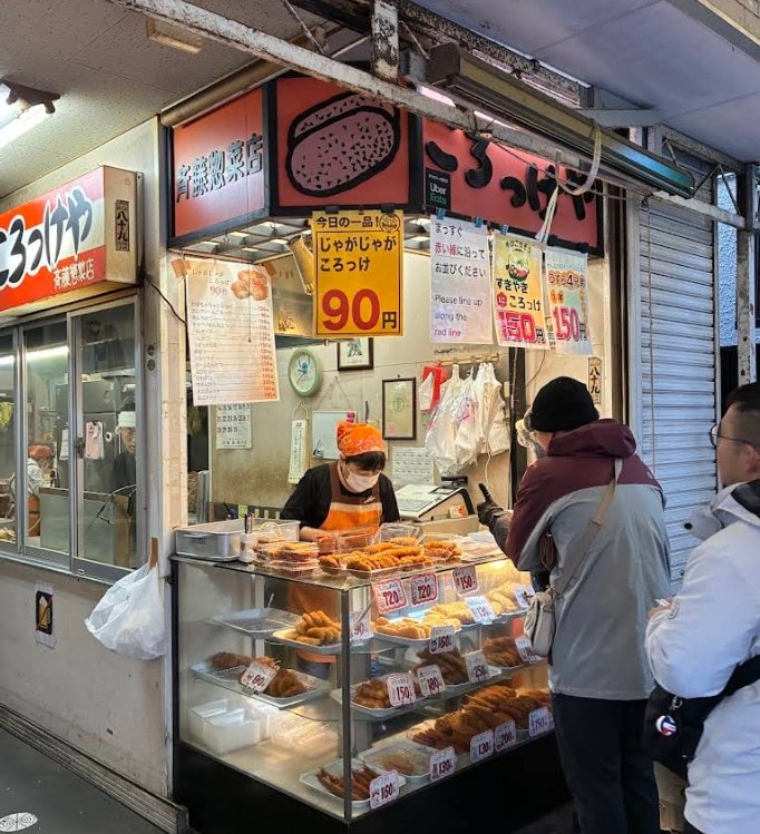 (日本-仙台)走進「仙台的廚房」!仙台朝市深度旅遊:感受在地煙火氣,一場屬於旅人的海味盛宴。仙台美食推薦/日本海產生魚片/日本旅遊推薦 - 第3張圖 (日本-仙台)走進「仙台的廚房」!仙台朝市深度旅遊:感受在地煙火氣,一場屬於旅人的海味盛宴。仙台美食推薦/日本海產生魚片/日本旅遊推薦