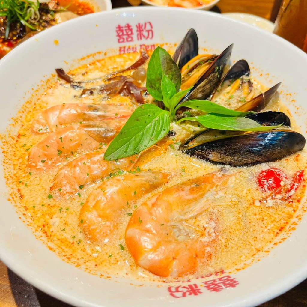 (台灣-南投)【2026埔里美食推薦】囍粉湯粉麵專門店：南投平價版「大心」！超道地泰式冬陰功、馬來西亞叻沙，南投車埕一日遊必吃攻略