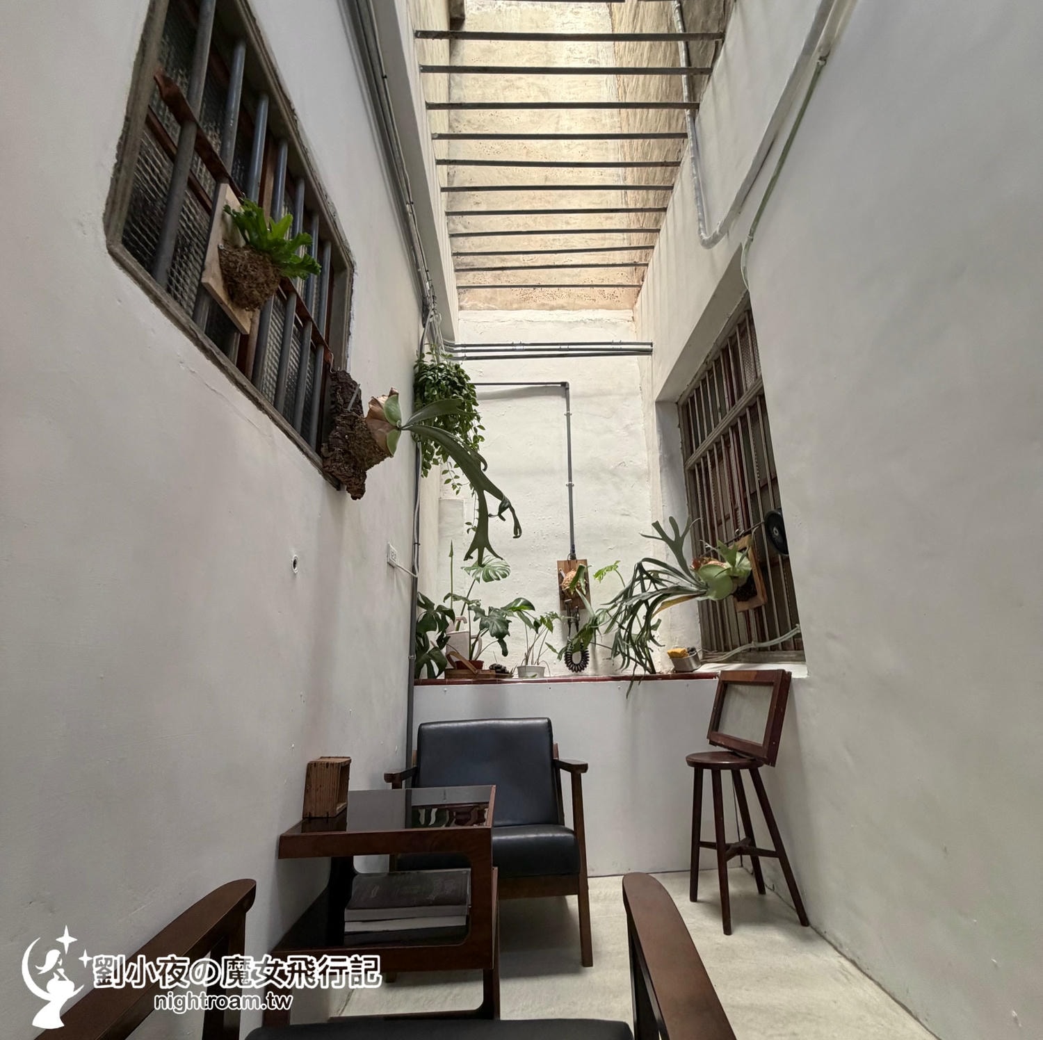 （台灣- 新竹)竹北新開幕咖啡館推薦『路菓』巷弄裡的老宅靈魂，天井下的咖啡光影與職人 1+1+1 咖啡組